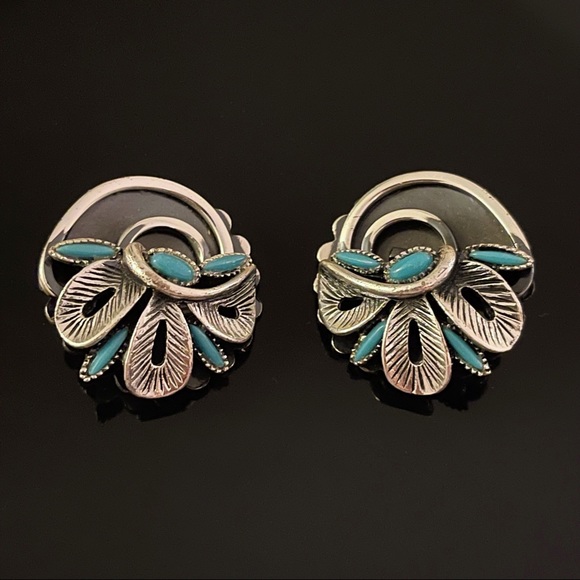 ✨Beautiful VTG Traditional Blue Stone Clip On Ears - Picture 1 of 2